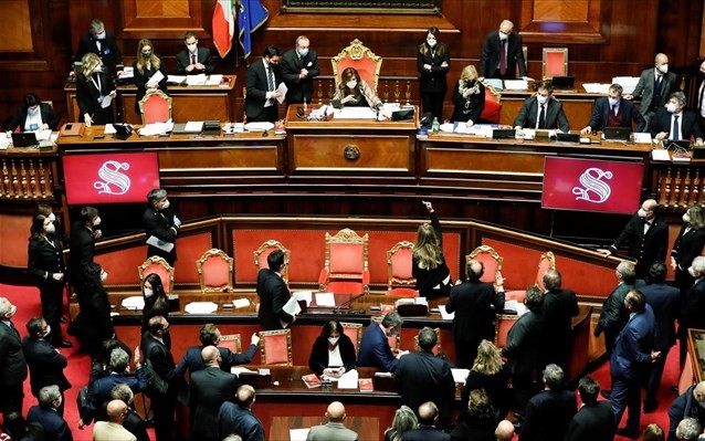 Ο Κόντε αναζητά συμμαχίες στην Ιταλία, μετά την ψήφο εμπιστοσύνης