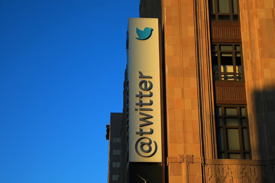 Τwitter: Αναστολή 70.000 λογαριασμών που συνδέονται με το QAnon