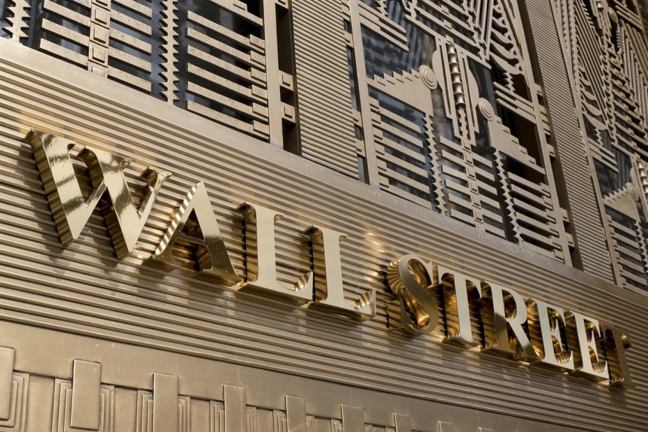 «Κόκκινο» στη Wall Street κόντρα στα θετικά μάκρο