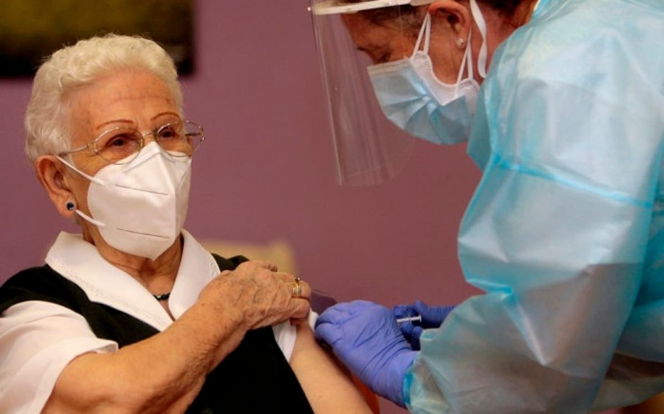 Ισπανία: Εμβολιασμένοι με διπλή δόση σχεδόν όλοι οι ηλικιωμένοι στους οίκους ευγηρίας