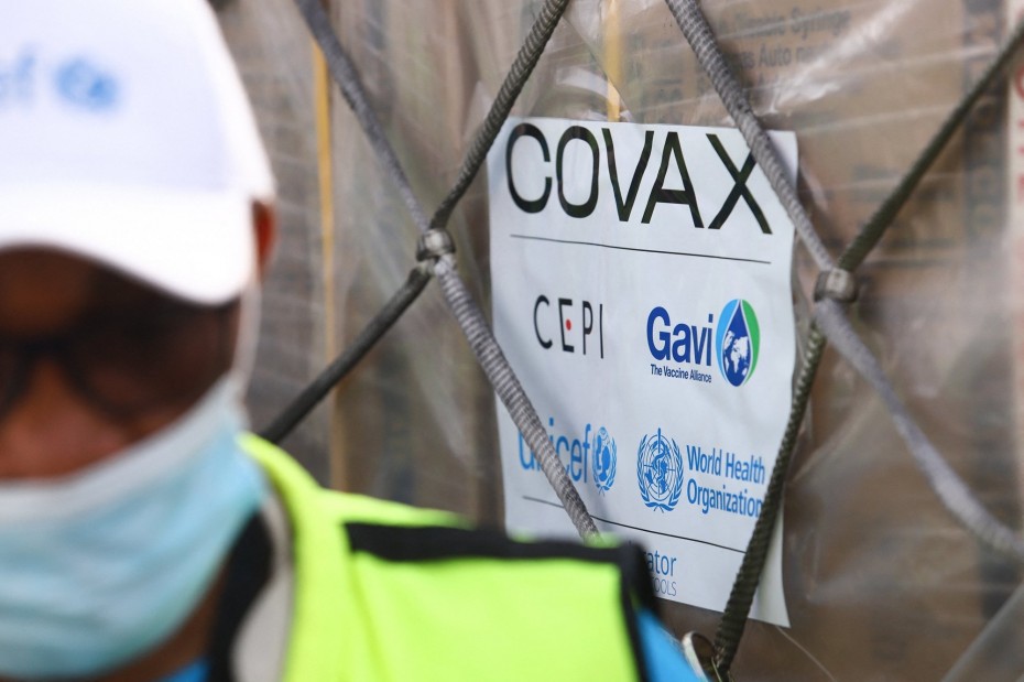 «Πρεμιέρα» Covax: Η Γκάνα παρέλαβε τα πρώτα εμβόλια