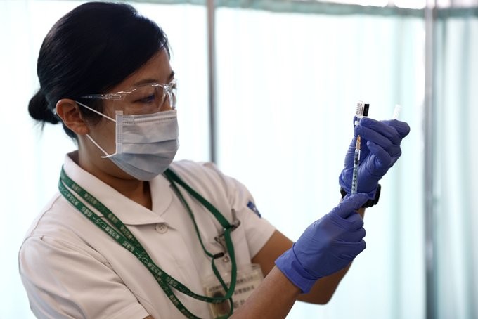 Με τους εργαζόμενους στα νοσοκομεία ξεκίνησαν οι εμβολιασμοί στην Ιαπωνία