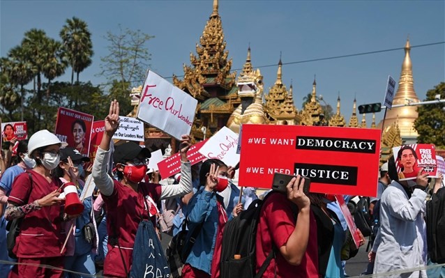 Συνεχίζονται οι ογκώδεις διαδηλώσεις κατά της χούντας στη Μιανμάρ