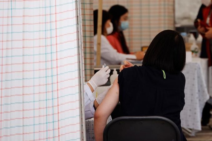 «Μαχαίρι» στο πλάνο εμβολιασμών κατά του κορονοϊού στη Ν. Κορέα