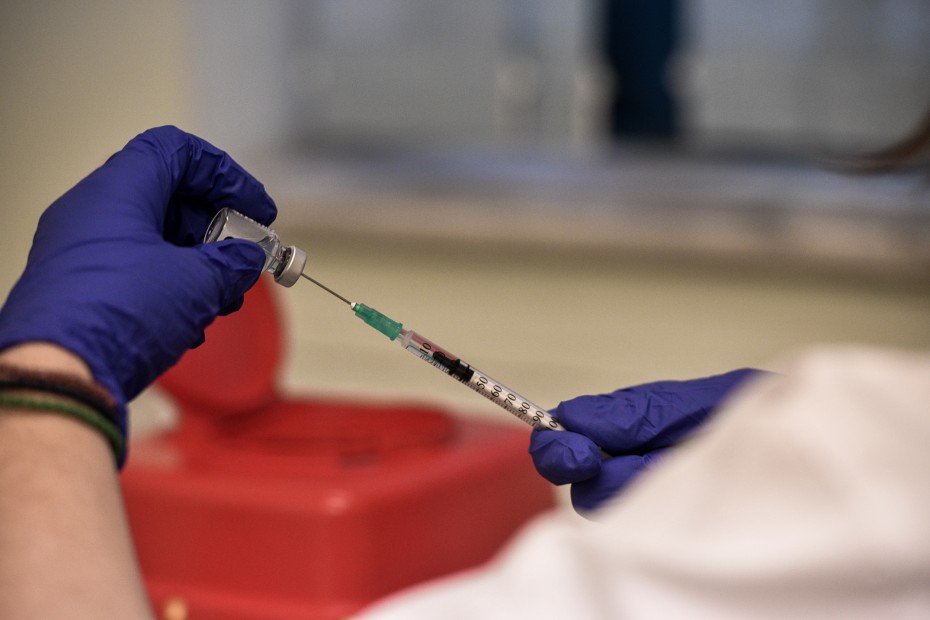Astrazeneca: Μέσα Φεβρουαρίου οι εμβολιασμοί για την ηλικιακή ομάδα 60-64