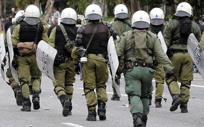 Θεσσαλονίκη: Εισαγγελική έρευνα για βία αστυνομικού κατά διαδηλωτή