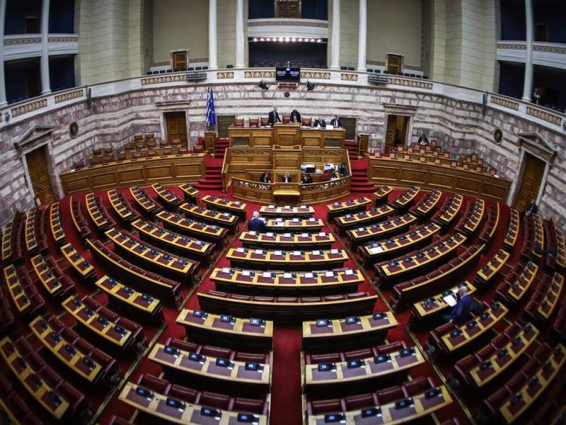 Έντονες κόντρες στη Βουλή για το νομοσχέδιο των ΑΕΙ