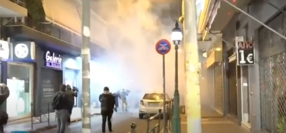Επεισόδια στη Νίκαια: Οδοφράγματα, φωτιές και χημικά μετά τη συγκέντρωση κατά της αστυνομικής βίας [Βίντεο]