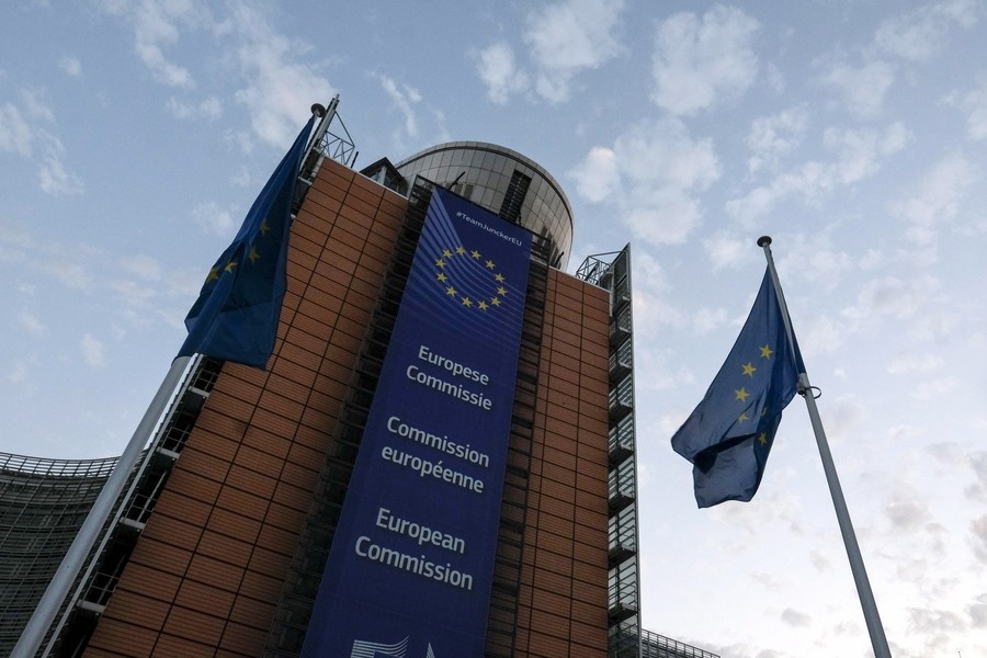 «Σύστημα βαθμίδων» για συντονισμένη άρση των lockdowns σχεδιάζει η ΕΕ