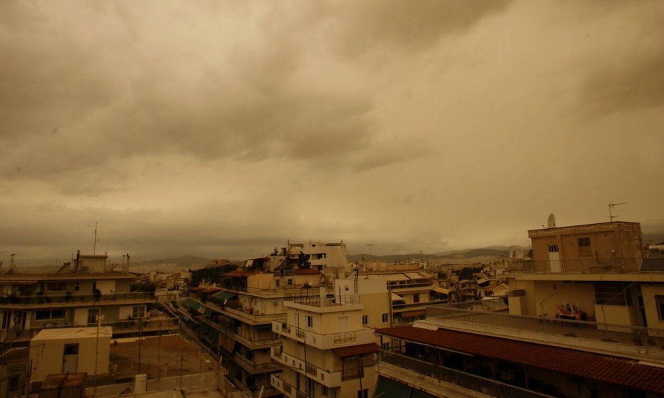 Καιρός: Νεφώσεις, αφρικανική σκόνη και βροχές στα βόρεια