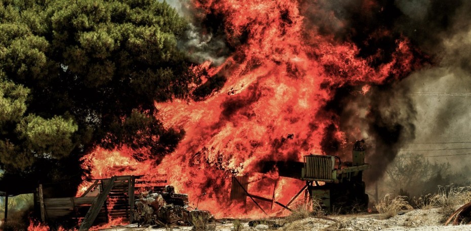 Πυρκαγιά στην Κερατέα – Απομακρύνθηκαν προληπτικά κάτοικοι