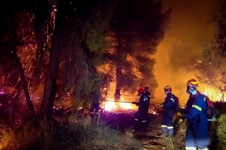 Μαίνεται η φωτιά στον Σχίνο Κορινθίας – Εκκενώθηκαν οικισμοί