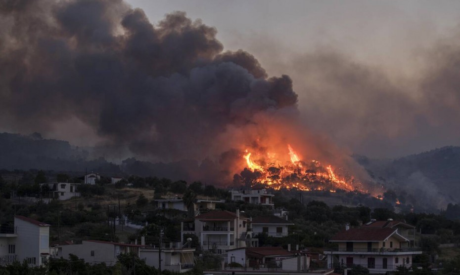 Κόρινθος: Φωτιά σε εξέλιξη στο Καλέντζι