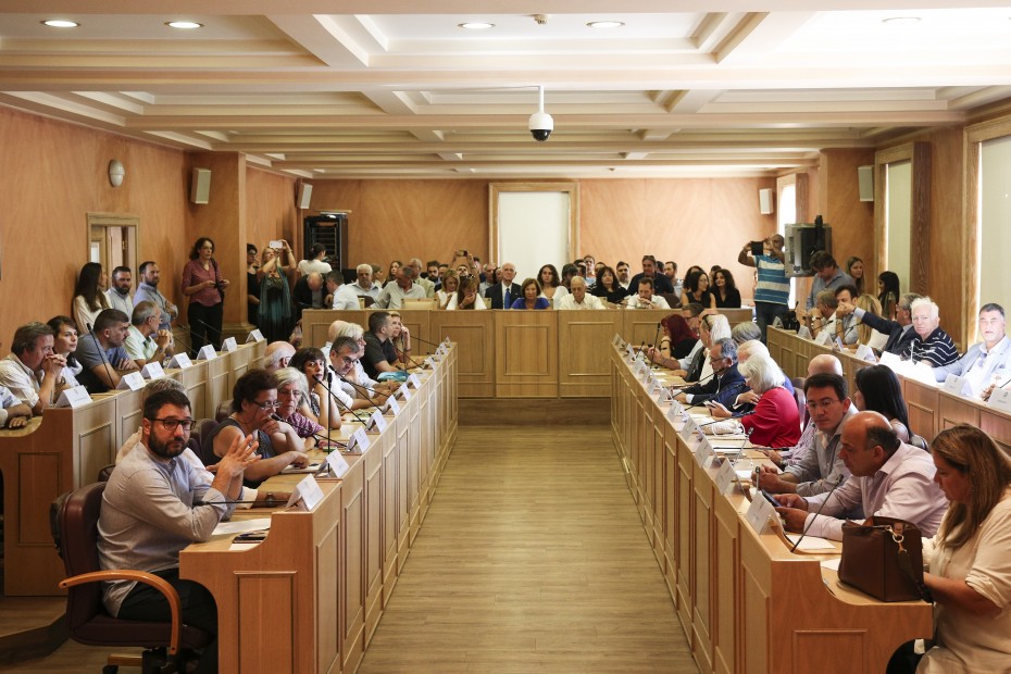 Παραμονή των συμβασιούχων ζητά το Δημοτικό Συμβούλιο της Αθήνας