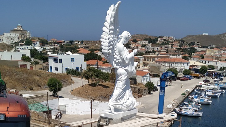 Άγαλμα της «Δόξας των Ψαρών» τοποθετήθηκε στη Μαύρη Ράχη του νησιού