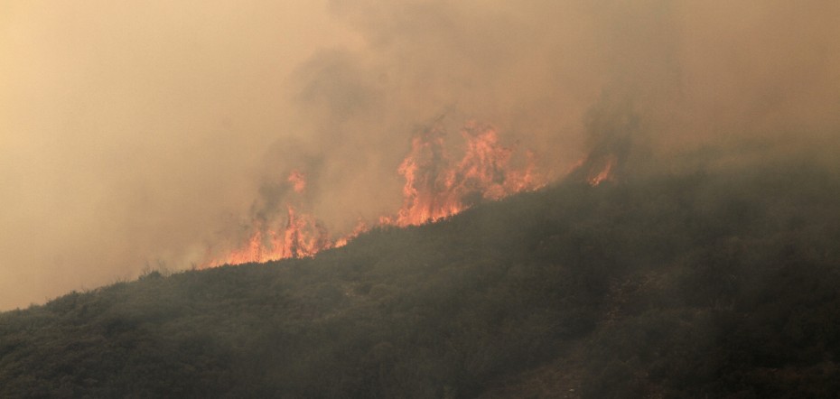 Πολύ μεγάλη η φωτιά κοντά στη λίμνη του Μαραθώνα