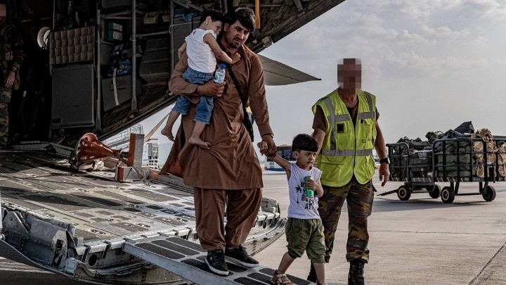 Στην Αθήνα έφτασε Αφγανός πολίτης με τα οκτώ άτομα της οικογένειάς του 