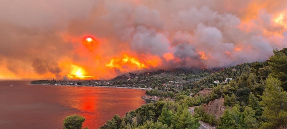 Περικυκλωμένα από φλόγες χωριά στην Εύβοια