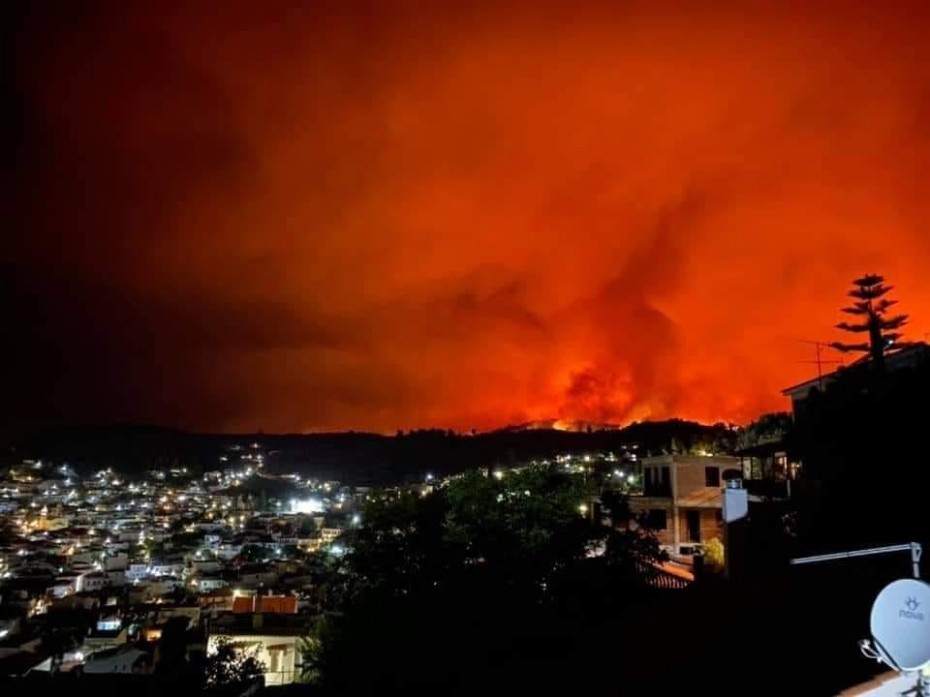 Επιμένουν οι φλόγες να κυκλώνουν τα χωριά στην Εύβοια