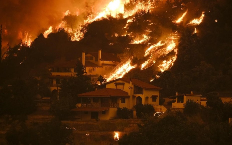 Φωτιά στην Εύβοια: Δύσκολη προβλέπεται η νύχτα - Μικρές οι ζημιές σε σπίτια στο Πευκί