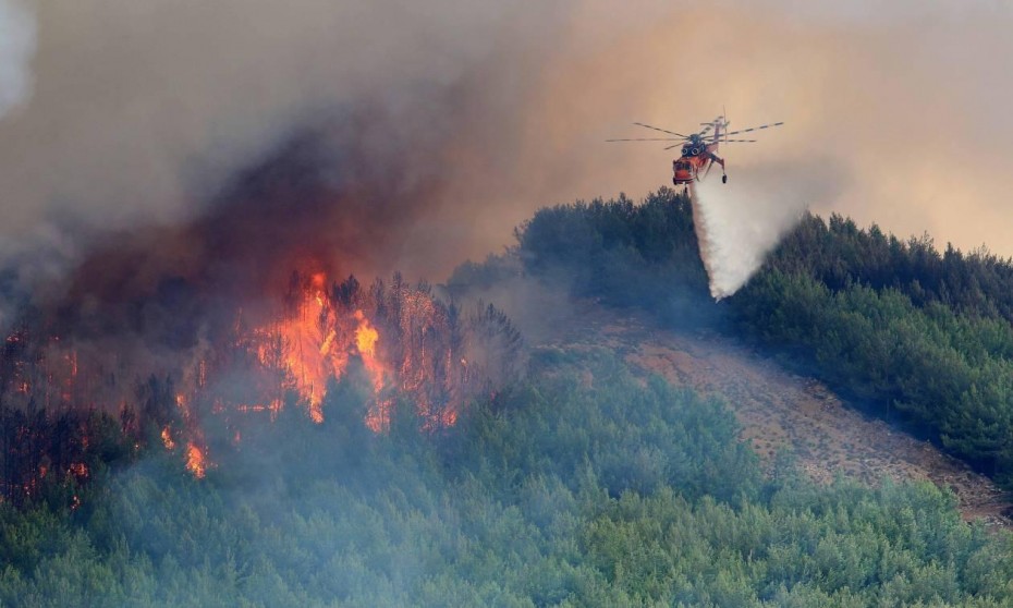 Μεσσηνία: Μεγάλη αναζωπύρωση της φωτιάς στο Βασιλίτσι – Κινδυνεύoυν σπίτια, εκκενώθηκε οικισμός