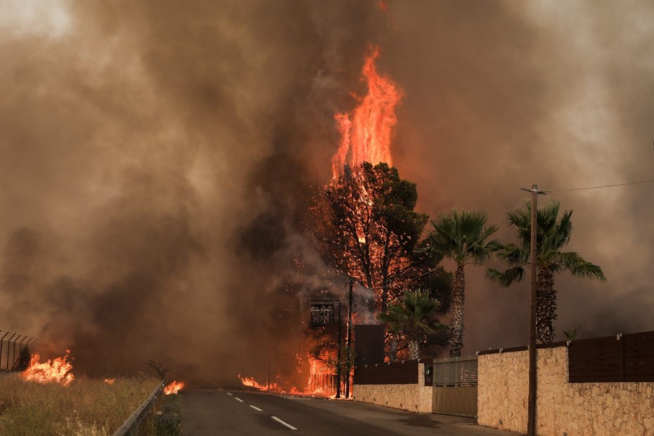 Αναζωπυρώθηκε η φωτιά στη Βαρυμπόμπη - Νέο μήνυμα από 112 για εκκένωση
