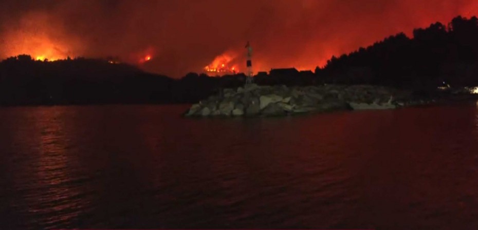 Φωτιά στην Εύβοια: Σε ύφεση το νότιο τμήμα - Ανησυχία για το μέτωπο Γαλατσώνα - Αβγαριά