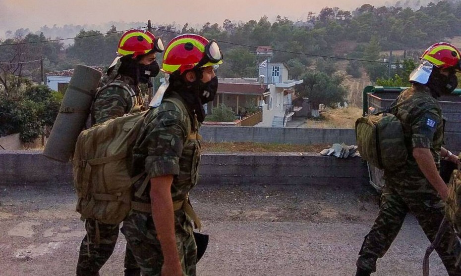 Σύσκεψη υπό τον Κ. Μητσοτάκη: Περαιτέρω συνδρομή των Ενόπλων Δυνάμεων στη «μάχη» των πυρκαγιών