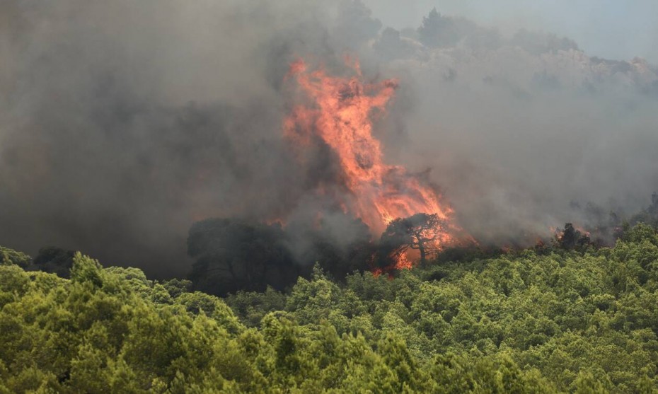 Μάχη με τις φλόγες στην Κάρυστο κι εκκένωση δύο οικισμών