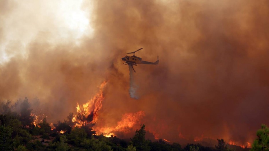 Φωτιά στα Βίλια: Καίγονται σπίτια, ενισχύονται οι πυροσβεστικές δυνάμεις