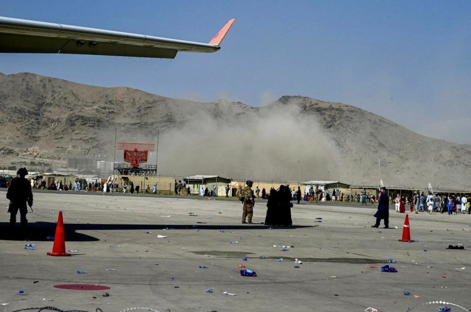 Χάος στο αεροδρόμιο στην Καμπούλ μετά τη διπλή έκρηξη - Χτύπημα του ISIS «βλέπουν» οι Αμερικανοί