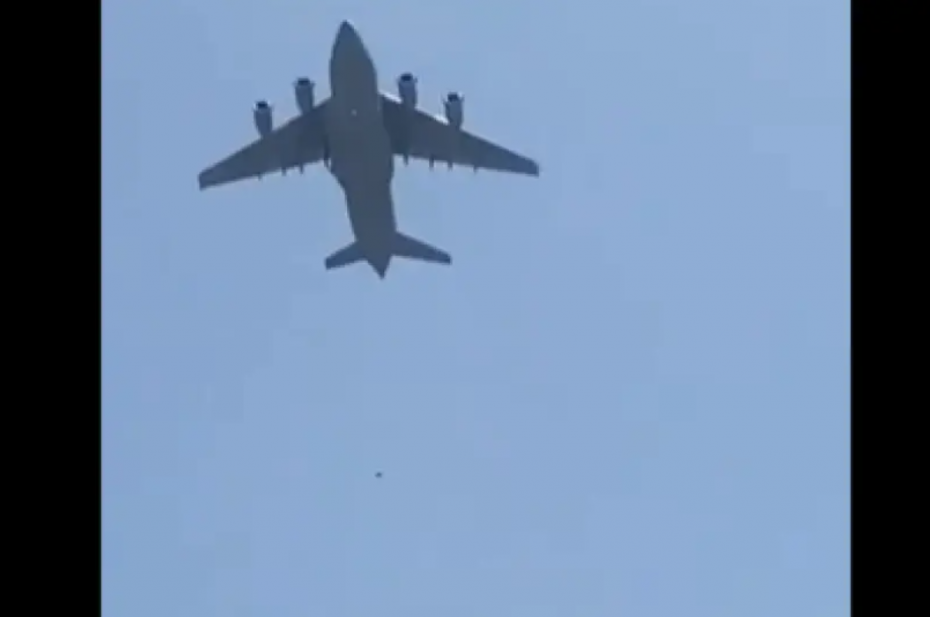 Καμπούλ: Viral βίντεο φέρεται να δείχνει ανθρώπους να πέφτουν από αεροπλάνο καθώς απογειώνεται 