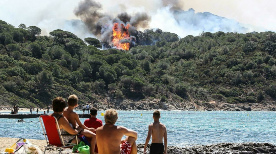 Φωτιές: Εκκενώνονται τουριστικά καταλύματα στο Σεν Τροπέ - «Μάχη» και στην Πορτογαλία
