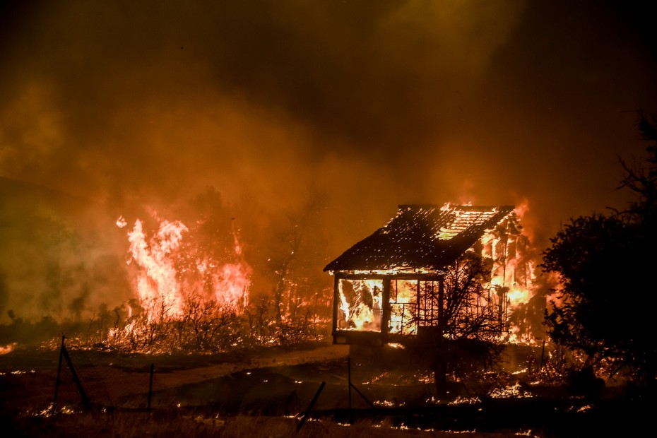 Φωτιά στα Βίλια: Μάχη να μην επεκταθεί στον κάμπο των Μεγάρων