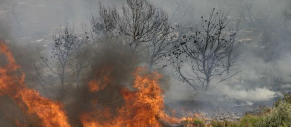 Κοζάνη: Σε εξέλιξη η φωτιά σε θαμνώδεις εκτάσεις