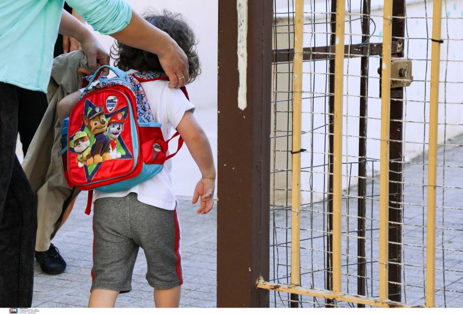 Θεσσαλονίκη: Πατέρας - αρνητής εισέβαλε σε δημοτικό σχολείο και απείλησε εκπαιδευτικούς