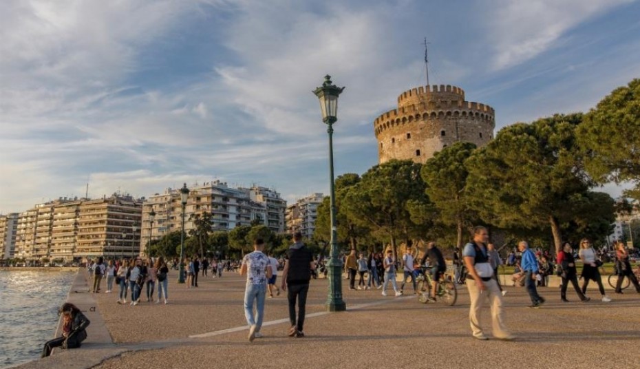 Θεσσαλονίκη: Mε σημαίες της Ελληνικής Επανάστασης του 1821 «ντύθηκε» η πόλη