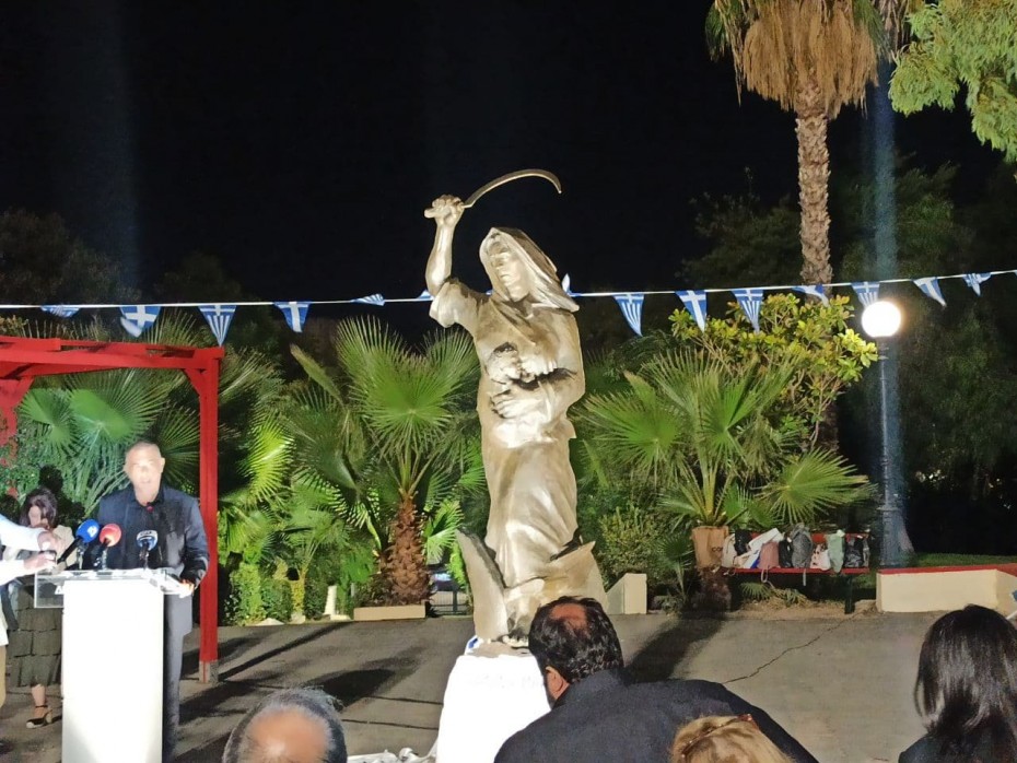 Σε κλίμα συγκίνησης τα αποκαλυπτήρια του αγάλματος της «Ηρωίδας Μανιάτισσας» στον Πειραιά [Βίντεο]