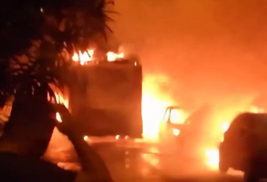 Φωτιά σε απορριμματοφόρο του δήμου Αθηναίων τη νύχτα