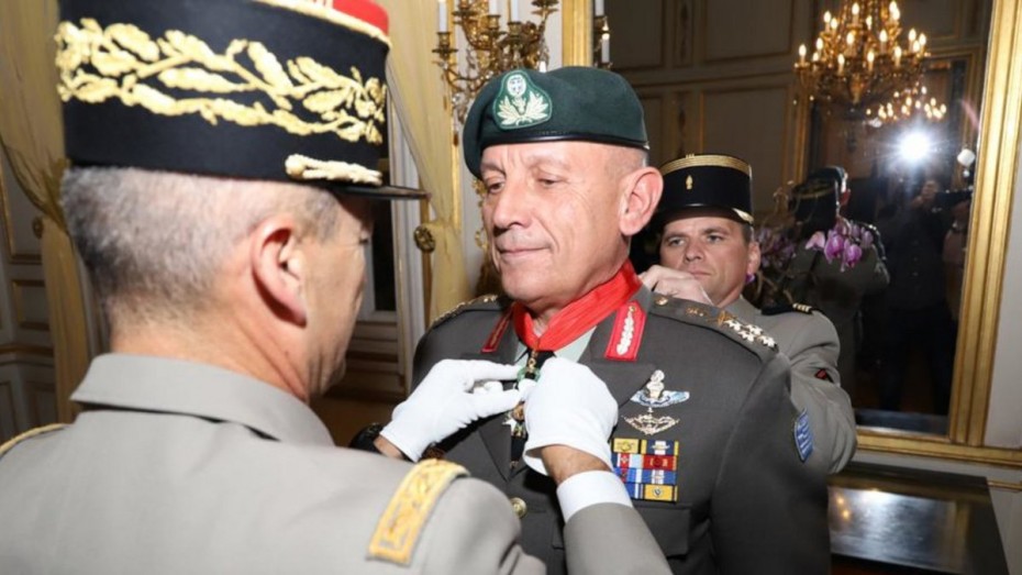 Παρίσι: Με το μετάλλιο της Λεγεώνας της Τιμής τιμήθηκε ο αρχηγός ΓΕΕΘΑ Κων. Φλώρος