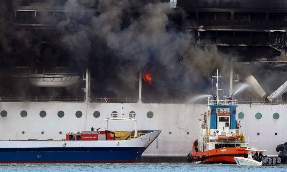 Υπό έλεγχο η φωτιά σε ελλιμενισμένο πλοίο στο νέο λιμάνι της Πάτρας