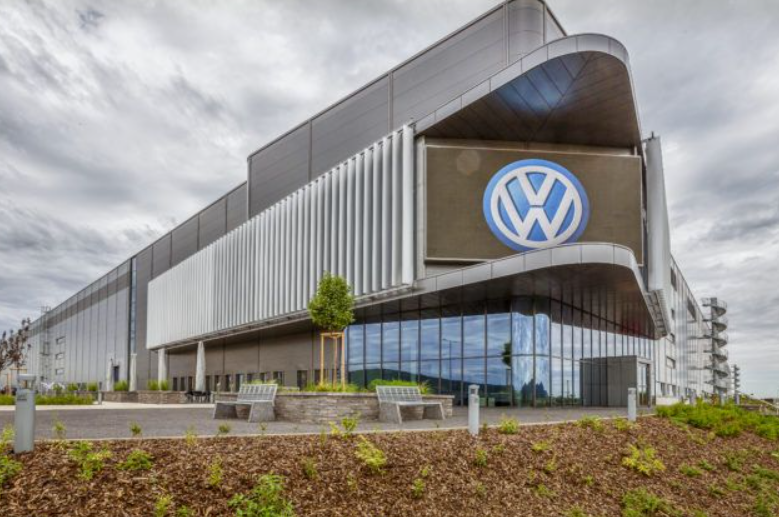 Handelsblatt: Η Volkswagen εξετάζει την περικοπή 30.000 θέσεων εργασίας