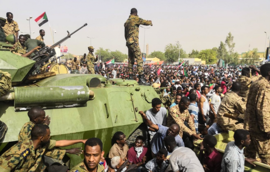 Σε εξέλιξη στρατιωτικό πραξικόπημα στο Σουδάν: Διαδηλωτές στους δρόμους - Κλειστό το αεροδρόμιο