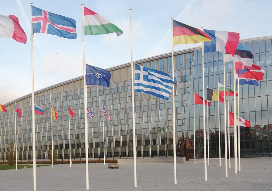 ΝΑΤΟ: Μεσίστια για την απώλεια της Φώφης Γεννηματά η ελληνική σημαία 