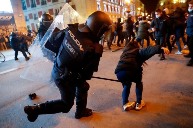 Ισπανία: Συγκρούσεις μεταξύ αστυνομικών και μεταλλουργών απεργών στο Κάδιξ