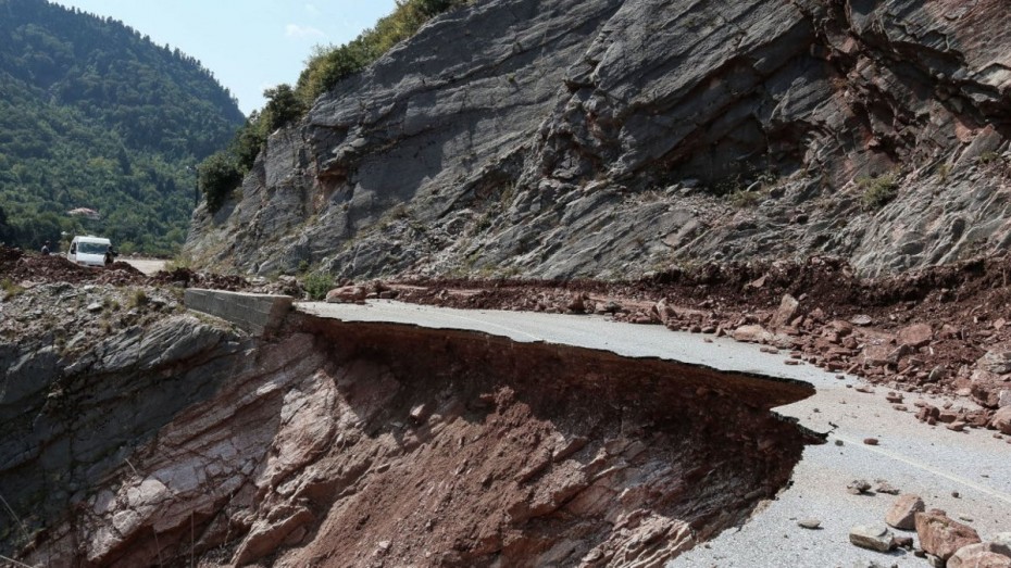 Καρδίτσα: Καταπτώσεις βράχων στην περιοχή της Αργιθέας