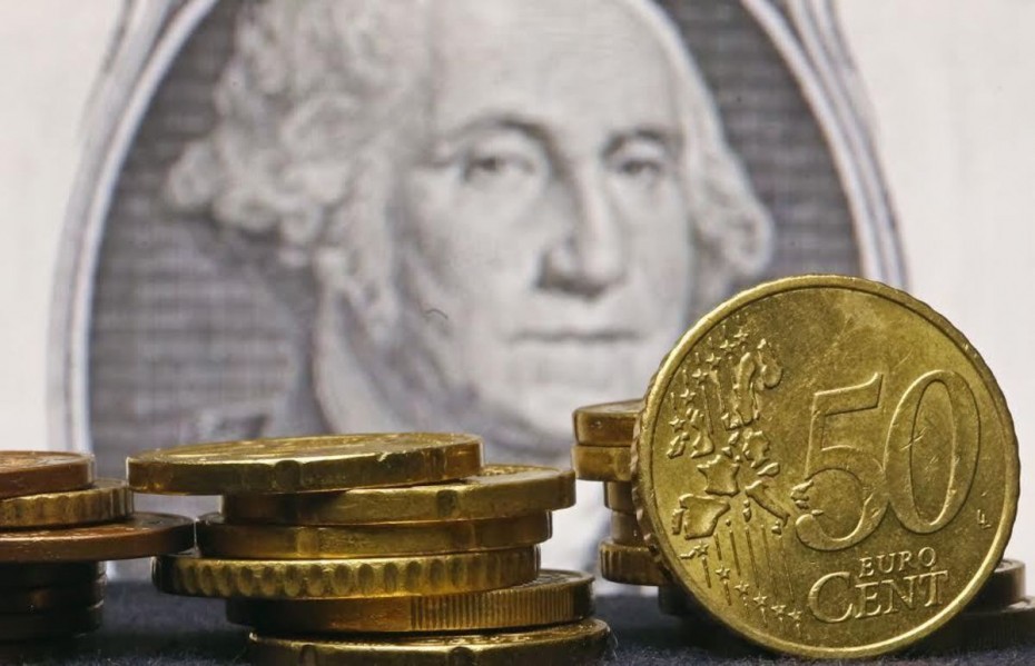 Υποχώρηση του ευρώ 0,08% στα 1,1322 δολάρια