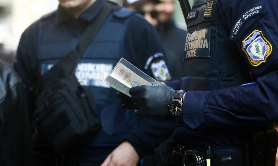 Δεκάδες αστυνομικοί σε κύκλωμα παράνομων ελληνοποιήσεων: 320.000 ευρώ σε χρηματοκιβώτιο διοικητή