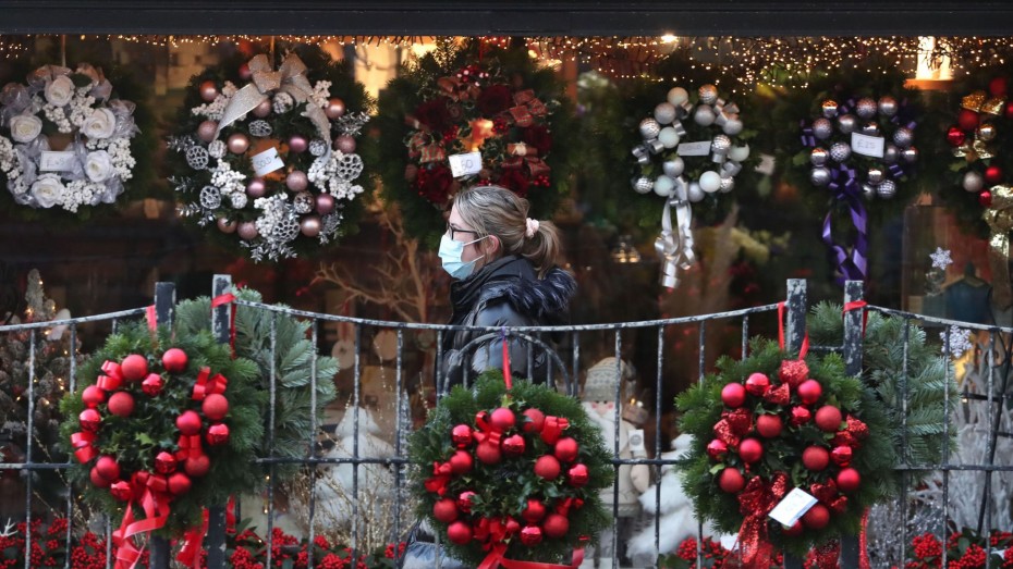 Στις «επάλξεις» η Ευρώπη υπό τη σκιά της «Όμικρον»: Μέτρα και περιορισμοί για τα Χριστούγεννα