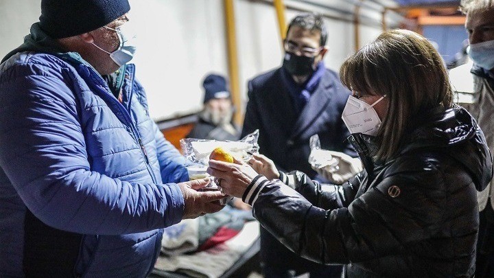Η ΠτΔ Κατερίνα Σακελλαροπούλου μοίρασε φαγητό σε αστέγους στο Λιμάνι του Πειραιά